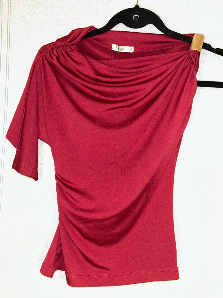 Blusa com Fivela Cereja