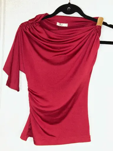 Blusa com Fivela Cereja
